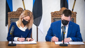 Peaminister Kaja Kallas ja riigikogu esimees Jüri Ratas koalitsioonilepingut allkirjastamas.