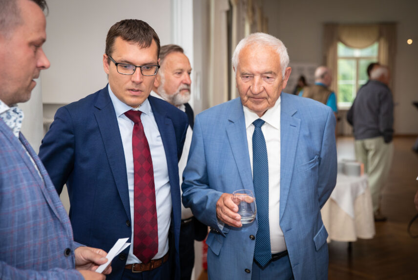 Harju Elektri juht Tiit Atso (vasakul) ja nõukogu esimees Endel Palla (paremal).