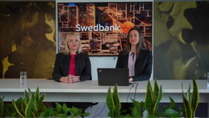 Swedbanki ökonomist Marianna Rõbinskaja (paremal) ja eluasemelaenude valdkonnajuht Anne Pärgma (vasakul).