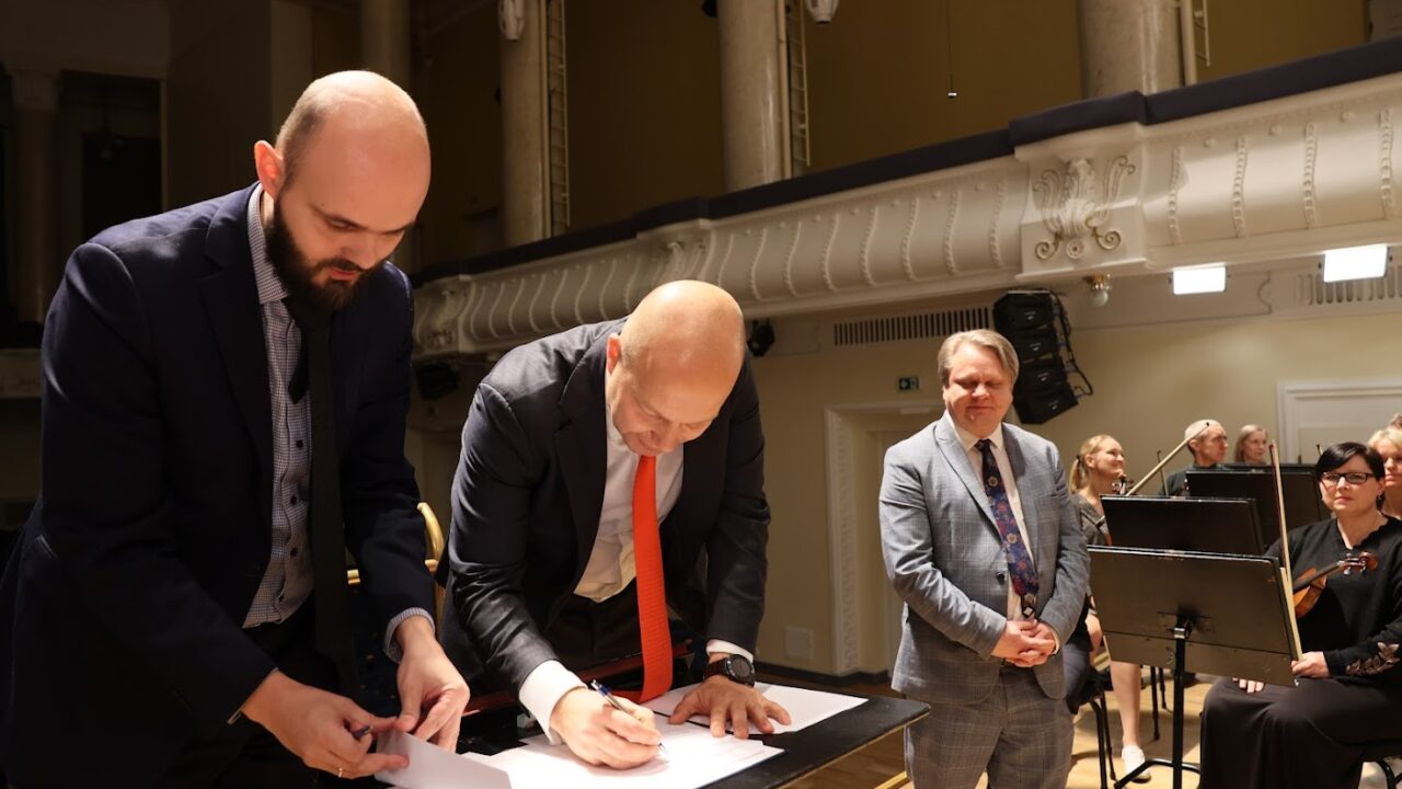 ERSO juhatuse liige Kristjan Hallik (vasakul) ja Iute kaasasutaja ja juht Tarmo Sild (paremal) koostöölepingut allkirjastamas.